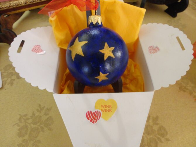 Palla di Natale in Ceramica, Blu con Sacra Famiglia - immagine 2