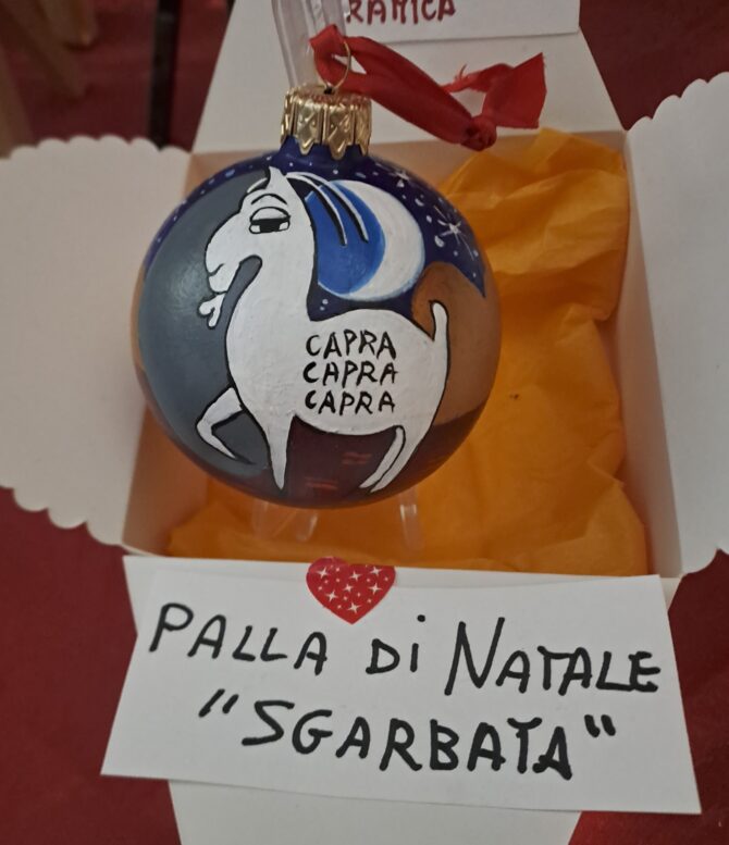 Palla di Natale con Capra Sgarbata